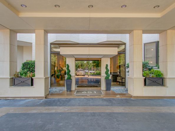 651 Bering Drive 1502, Houston TX 77057