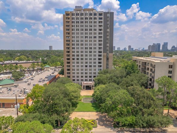 651 Bering Drive 1502, Houston TX 77057