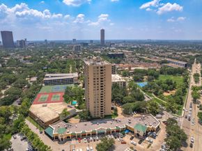 651 Bering Drive 1502, Houston TX 77057