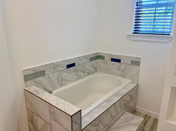 5116 Creekmont Drive, Houston TX 77091
