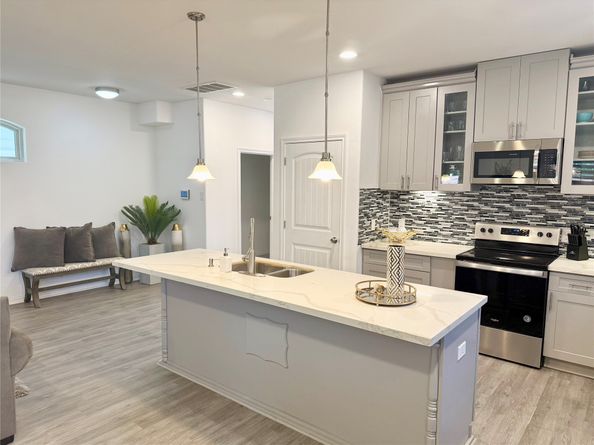 5116 Creekmont Drive, Houston TX 77091