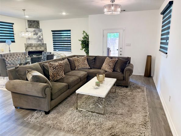 5116 Creekmont Drive, Houston TX 77091