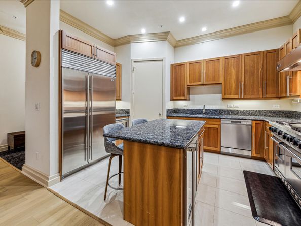 3388 Sage Road 2401, Houston TX 77056
