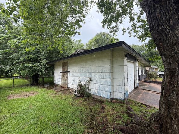 5935 Glenhurst Drive, Houston TX 77033