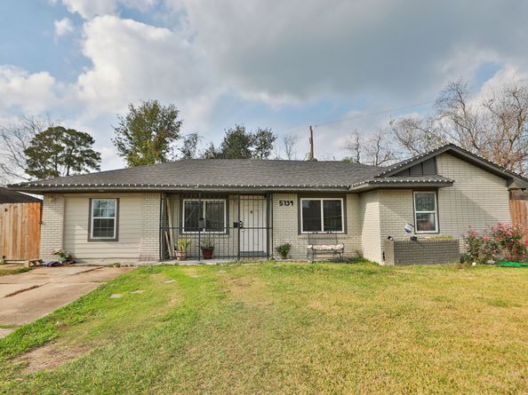 5739 Waterford Drive, Houston TX 77033