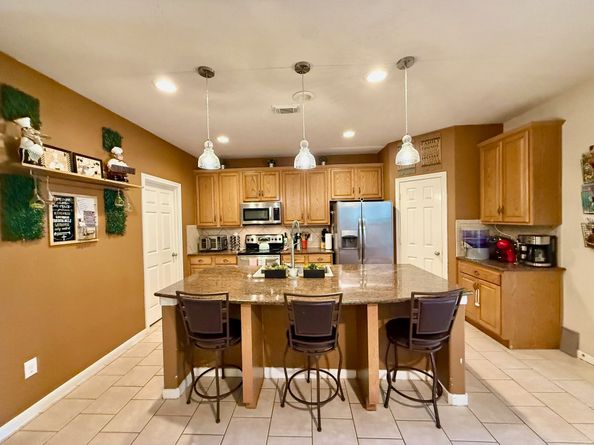 50 N Spinning Wheel Circle, The Woodlands TX 77382