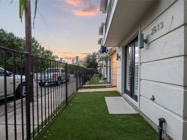 2513 B Garrow Street, Houston TX 77003