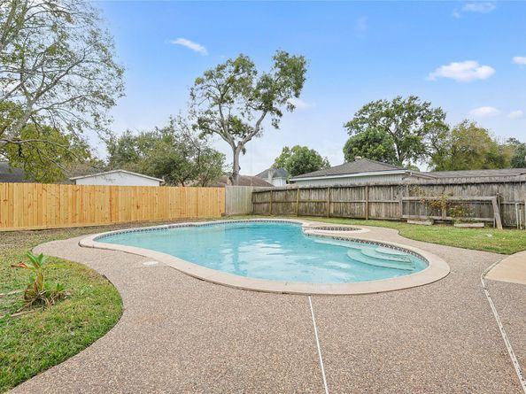 16438 Glenshannon Drive, Houston TX 77059