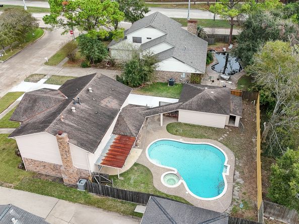 16438 Glenshannon Drive, Houston TX 77059