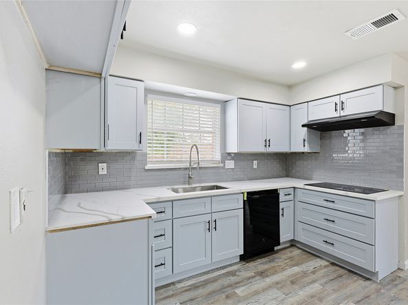 16438 Glenshannon Drive, Houston TX 77059