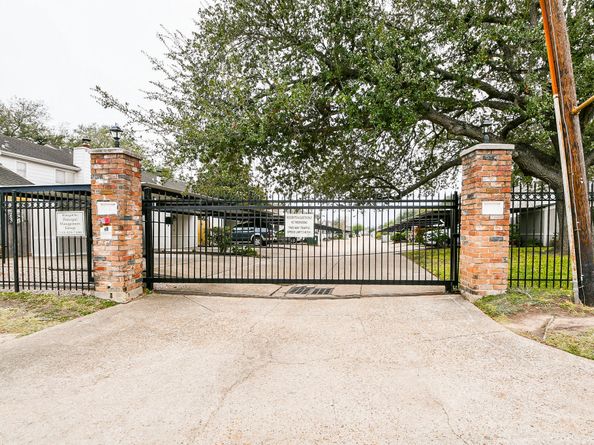 7931 Ellinger Lane, Houston TX 77040