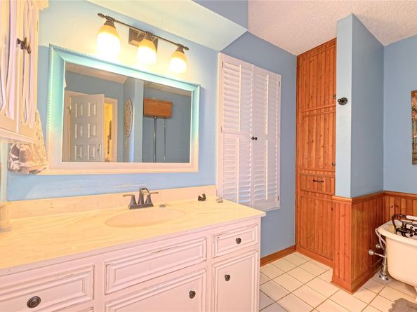 1015 Woodhorn Drive, Houston TX 77062