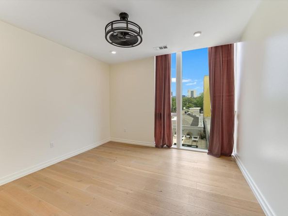 1010 W 10th ST 203, Austin TX 78703