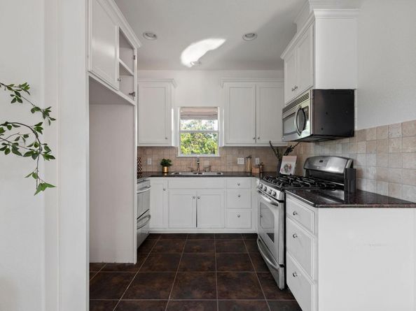 5242 McCormick Mountain DR E, Austin TX 78734
