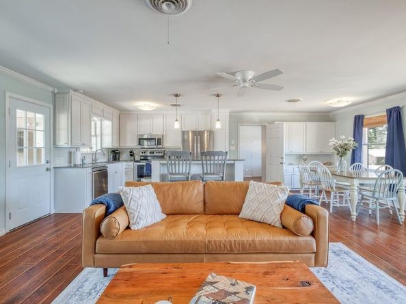 1208 Country Club RD, Georgetown TX 78628