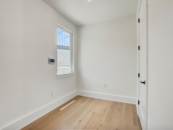 4127 E 12th ST 8, Austin TX 78721
