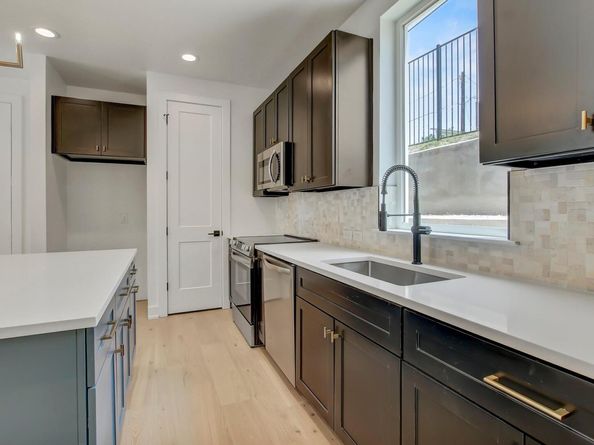 4127 E 12th ST 8, Austin TX 78721