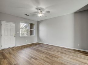 512 Eberhart LN 1207, Austin TX 78745