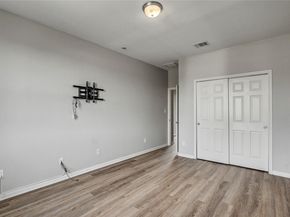 512 Eberhart LN 1207, Austin TX 78745