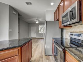 512 Eberhart LN 1207, Austin TX 78745