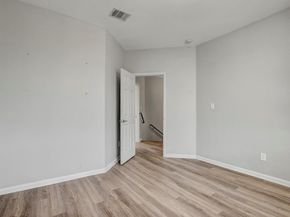 512 Eberhart LN 1207, Austin TX 78745