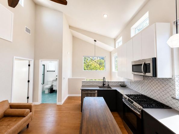 913 Duncan LN 201, Austin TX 78705
