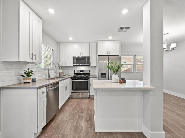 911 Acorn Oaks DR, Austin TX 78745