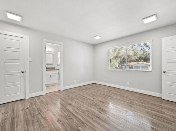 911 Acorn Oaks DR, Austin TX 78745