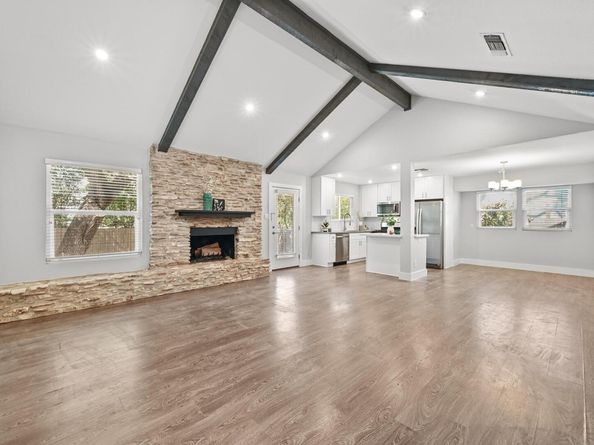 911 Acorn Oaks DR, Austin TX 78745