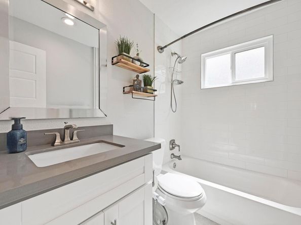 911 Acorn Oaks DR, Austin TX 78745