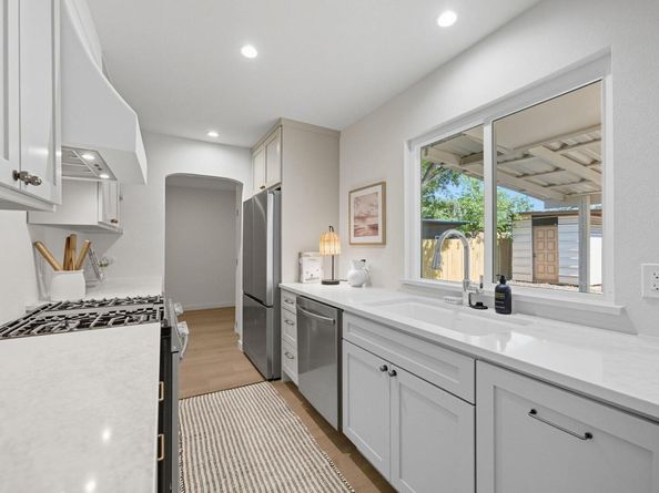1114 Stoneoak LN, Austin TX 78745
