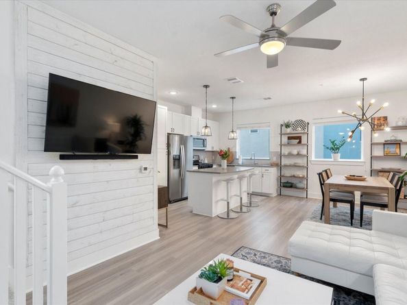 2827 Manor RD 3102, Austin TX 78722