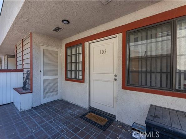 15946 Vanowen Street 103, Van Nuys (los Angeles) CA 91406