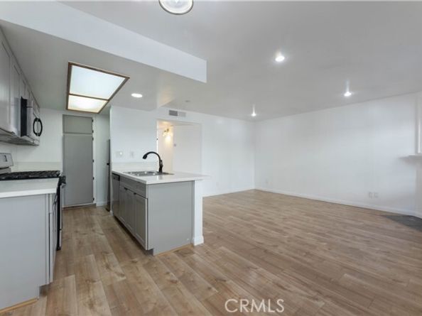 15946 Vanowen Street 103, Van Nuys (los Angeles) CA 91406