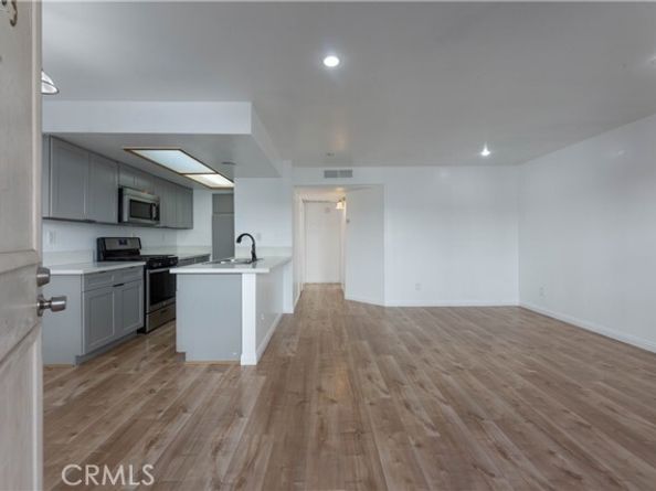 15946 Vanowen Street 103, Van Nuys (los Angeles) CA 91406