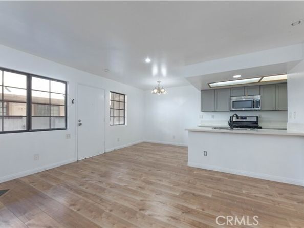 15946 Vanowen Street 103, Van Nuys (los Angeles) CA 91406