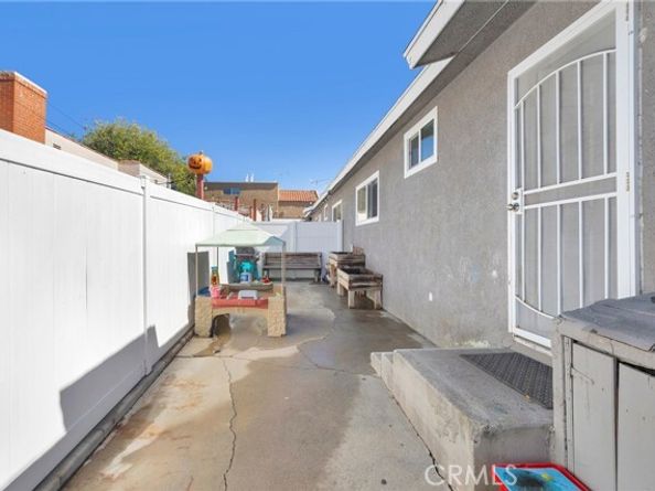 2701 E 17th Street, Long Beach CA 90804