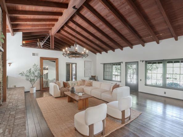 10400 Mcbroom Street, Sunland (los Angeles) CA 91040