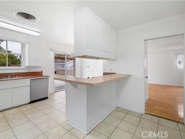 7646 De Soto Avenue, Canoga Park (los Angeles) CA 91304