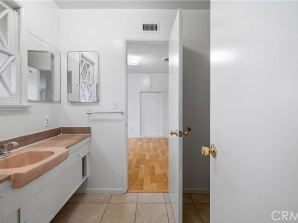7646 De Soto Avenue, Canoga Park (los Angeles) CA 91304