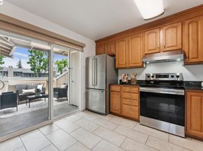 26 Raintree Ct 30, Hayward CA 94544