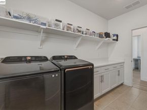 9274 Enterprise Dr, Newark CA 94560