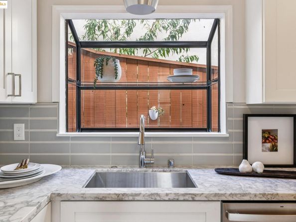 1297 Sunnyhills Rd, Oakland CA 94610