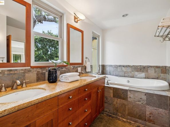 1297 Sunnyhills Rd, Oakland CA 94610