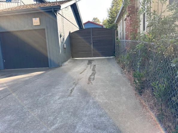 8065 earl st, Oakland CA 94605