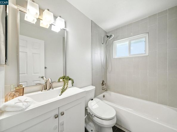 21 Miramonte Dr, Moraga CA 94556