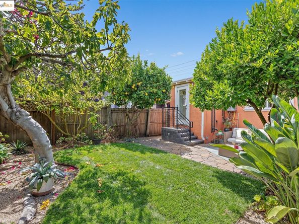 5524 Shattuck Ave, Oakland CA 94609