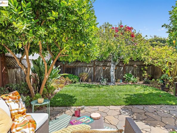 5524 Shattuck Ave, Oakland CA 94609