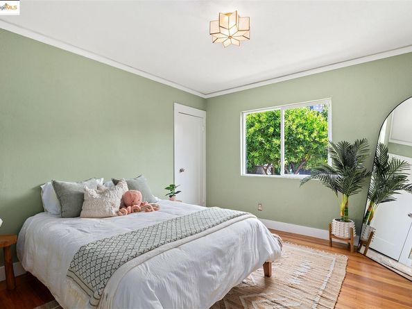 5524 Shattuck Ave, Oakland CA 94609