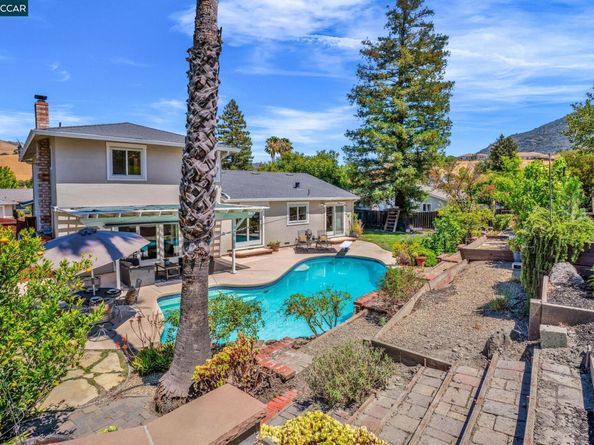 33 El Molino Dr, Clayton CA 94517